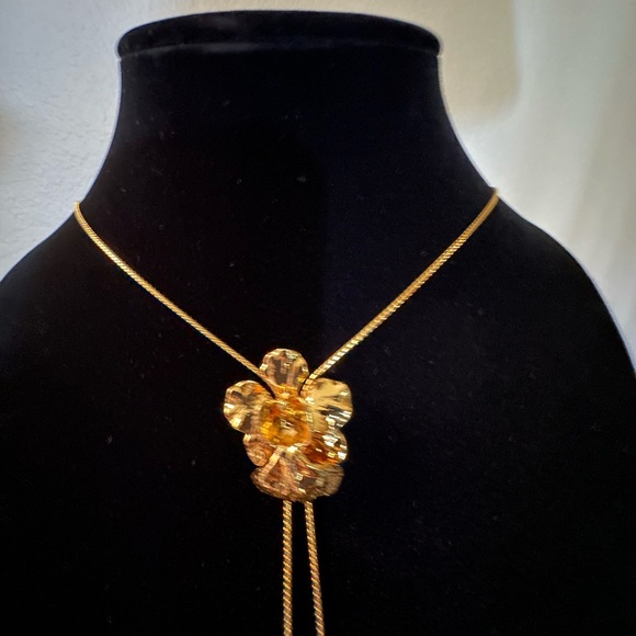 Elegant Gold Floral Pendant Necklace - Picture 8 of 10